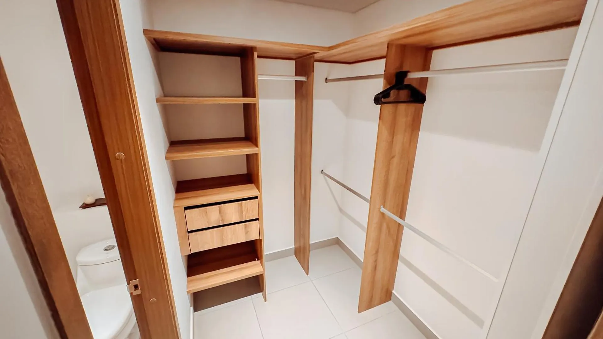Ambar Roca 1001 Apartment Gaira